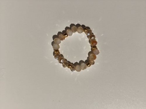 Pierścionek z mlecznych i jasnoherbacianych kamieni oraz złotych koralików TOHO