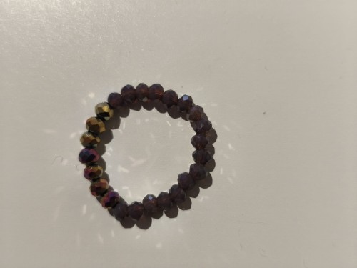 Pierścionek z granatowych i fioletowo-złotych kamieni