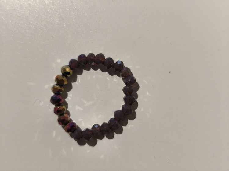 Pierścionek z granatowych i fioletowo-złotych kamieni