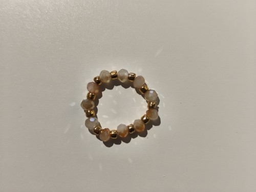 Pierścionek z mleczno-brzoskwiniowymi kamieniami oraz złotymi koralikami TOHO