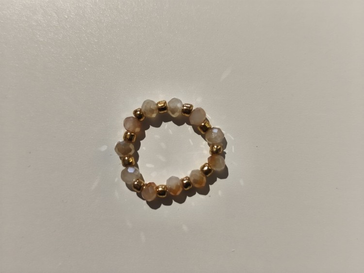 Pierścionek z mleczno-brzoskwiniowymi kamieniami oraz złotymi koralikami TOHO