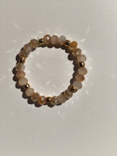 Pierścionek z jasnobrzoskwiniowych kamieni oraz złotych koralików TOHO