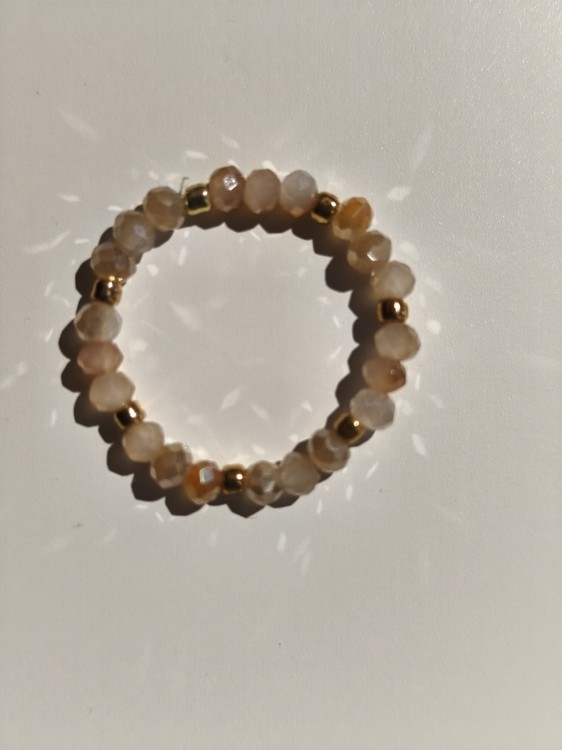 Pierścionek z jasnobrzoskwiniowych kamieni oraz złotych koralików TOHO