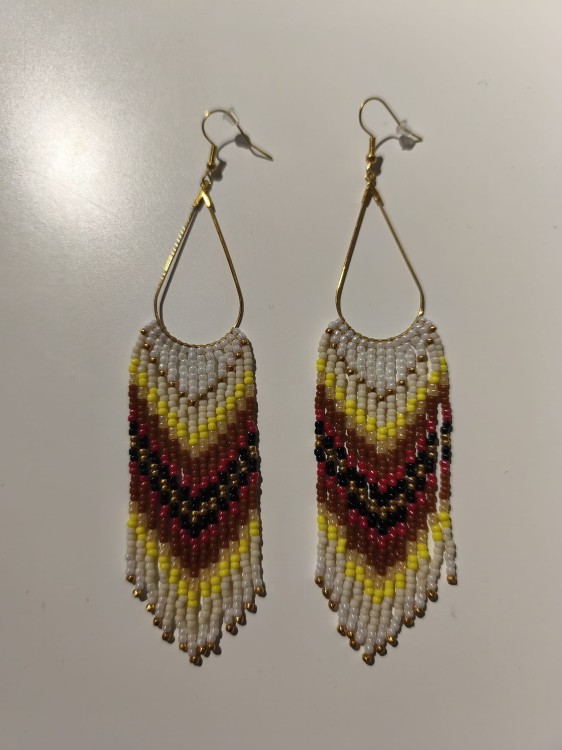 Kolczyki z koralików TOHO w kolorach bieli i czerwieni z żółtymi, złotymi i czarnymi akcentami