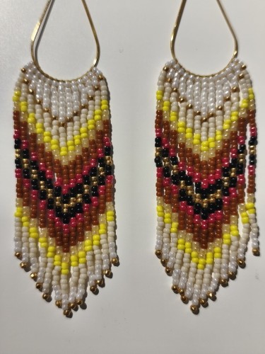 Kolczyki z koralików TOHO w kolorach bieli i czerwieni z żółtymi, złotymi i czarnymi akcentami - zbliżenie