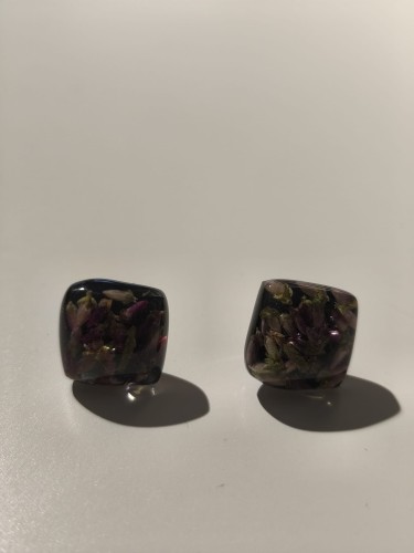 Kolczyki z wrzosem zatopionym w ciemnej żywicy - widok od przodu