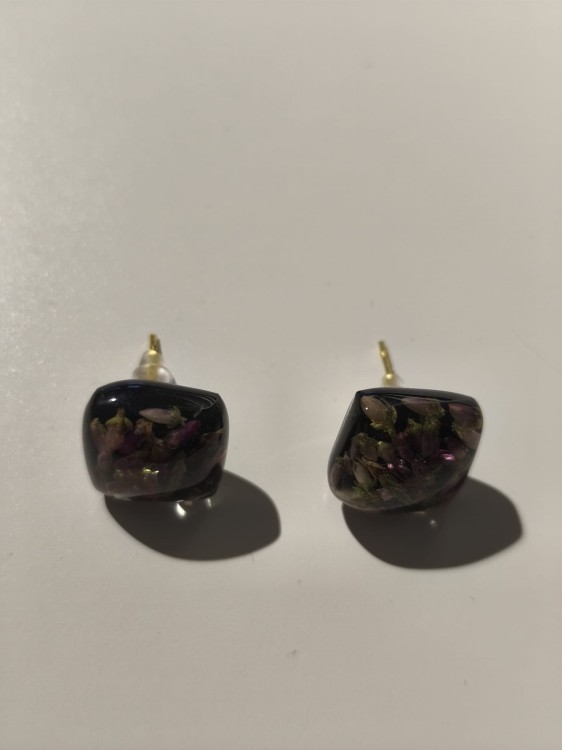 Kolczyki z wrzosem zatopionym w ciemnej żywicy - widok od góry