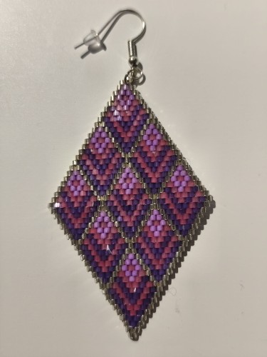 Kolczyki z różowych, fioletowych i srebrnych koralików TOHO - zbliżenie