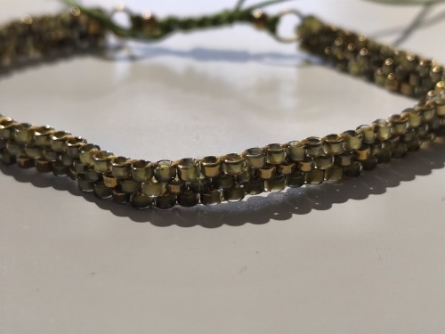 Bransoletka z oliwkowych i złotych koralików TOHO - zbliżenie