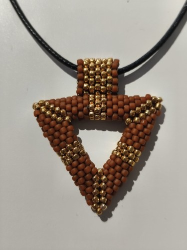 Zawieszka z brązowych i złotych koralików TOHO - zbliżenie