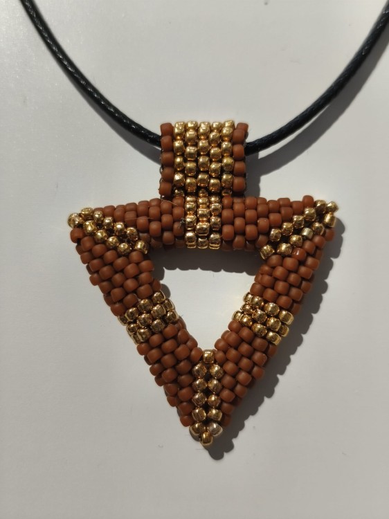 Zawieszka z brązowych i złotych koralików TOHO - zbliżenie