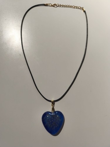 Zawieszka w kształcie serca z nasionami dmuchawca i złotym brokatem zatopionymi w niebieskiej żywicy