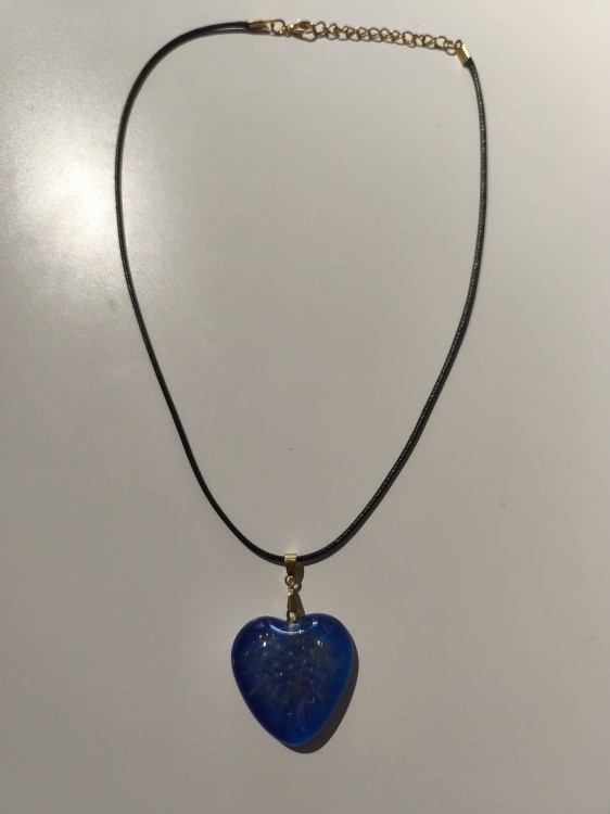 Zawieszka w kształcie serca z nasionami dmuchawca i złotym brokatem zatopionymi w niebieskiej żywicy