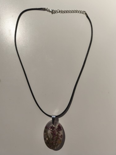 Zawieszka z kwiatami wrzosu zatopionymi w jasnej żywicy