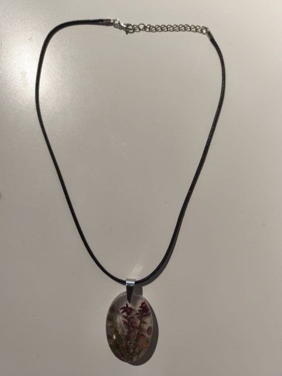 Zawieszka z kwiatami wrzosu zatopionymi w jasnej żywicy