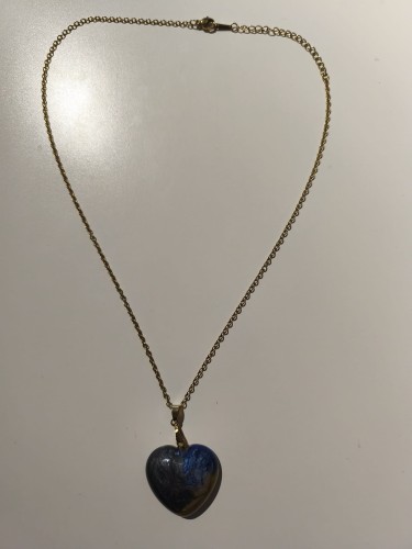 Zawieszka w kształcie serca z brokatowym piaskiem w odcieniach granatu i złota zatopionego w żywicy