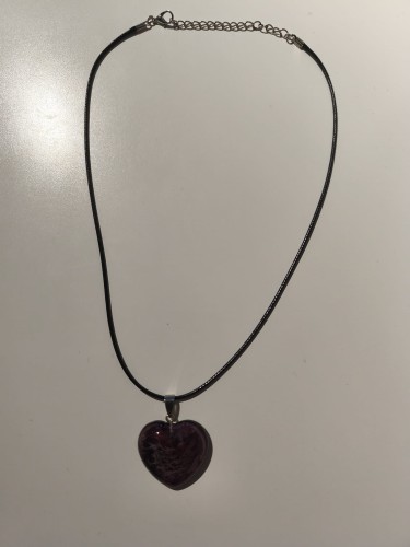 Zawieszka w kształcie serca z brokatowego fioletowego piasku zatopionego w żywicy