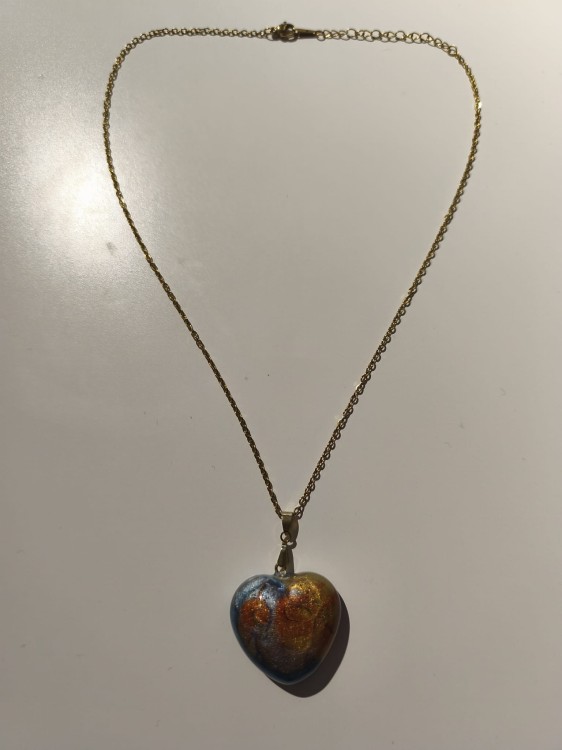 Zawieszka w kształcie serca z brokatowym piaskiem w kolorach złota, czerwieni i błękitu zatopionego w żywicy