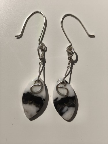 Kolczyki z jaspisu oplecione posrebrzanym drutem - widok na wprost