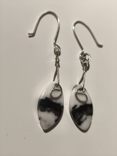 Kolczyki z jaspisu oplecione posrebrzanym drutem - widok z jednego boku