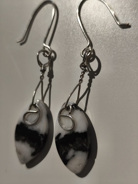 Kolczyki z jaspisu oplecione posrebrzanym drutem - widok z drugiego boku