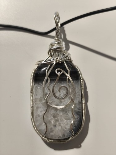 Wisiorek z Agatu oplecionego posrebrzanym drutem - zbliżenie