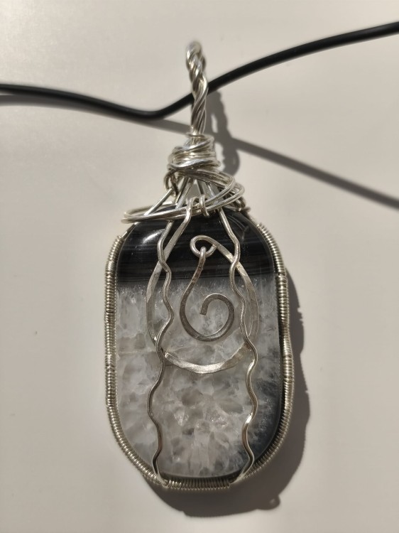 Wisiorek z Agatu oplecionego posrebrzanym drutem - zbliżenie