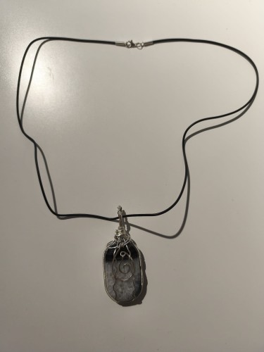 Wisiorek z Agatu oplecionego posrebrzanym drutem