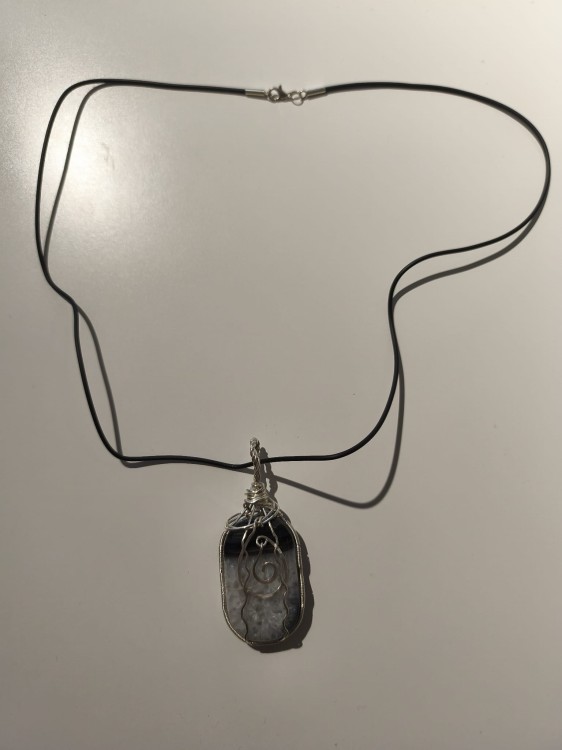 Wisiorek z Agatu oplecionego posrebrzanym drutem