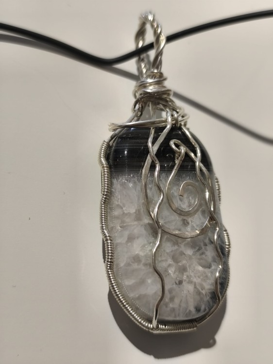 Wisiorek z Agatu oplecionego posrebrzanym drutem - widok od jednego boku