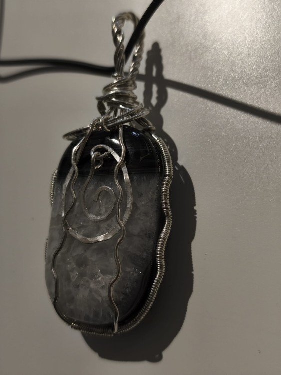 Wisiorek z Agatu oplecionego posrebrzanym drutem - widok od drugiego boku